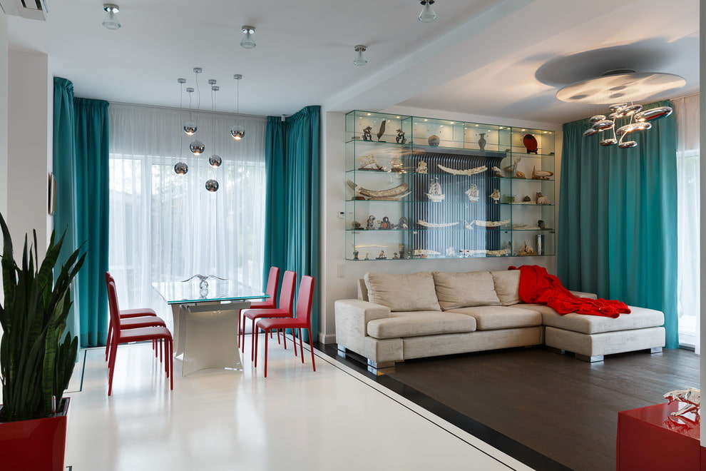 Tyrkysové záclony vyrobené z hrubej látky na okne obývacej izby