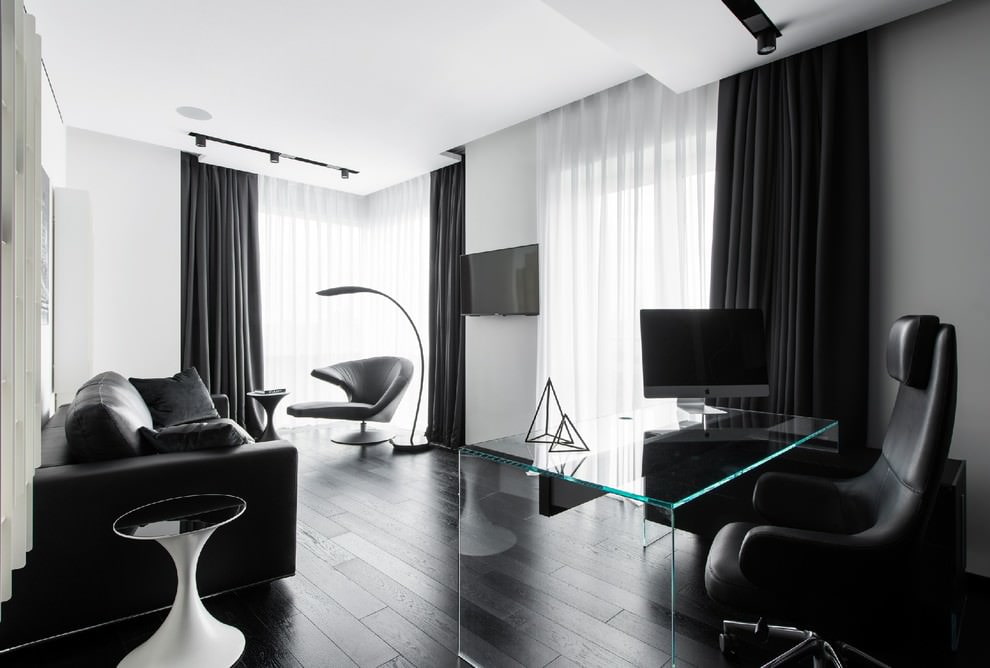 Mūsdienīgas viesistabas interjers melnbaltā krāsā