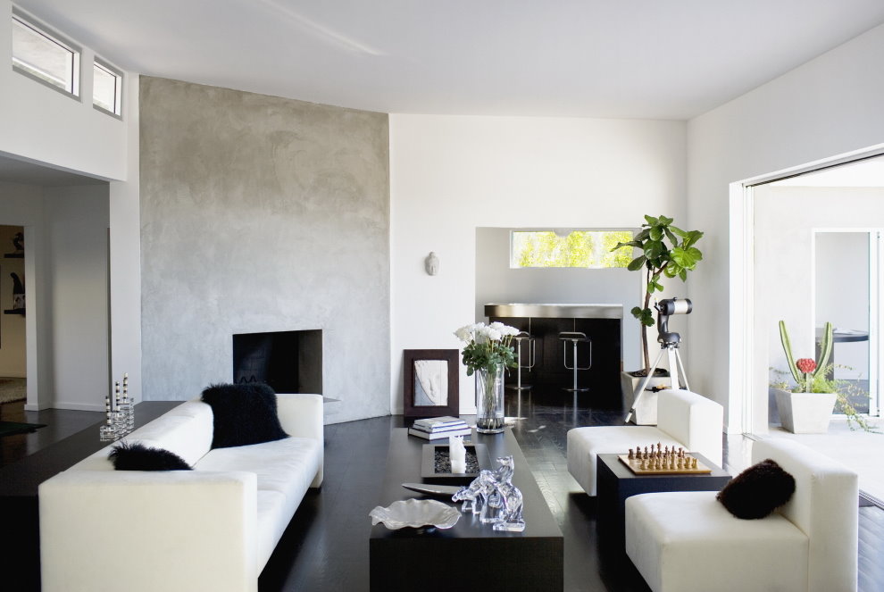 Fekete padló egy nappali fehér falakkal