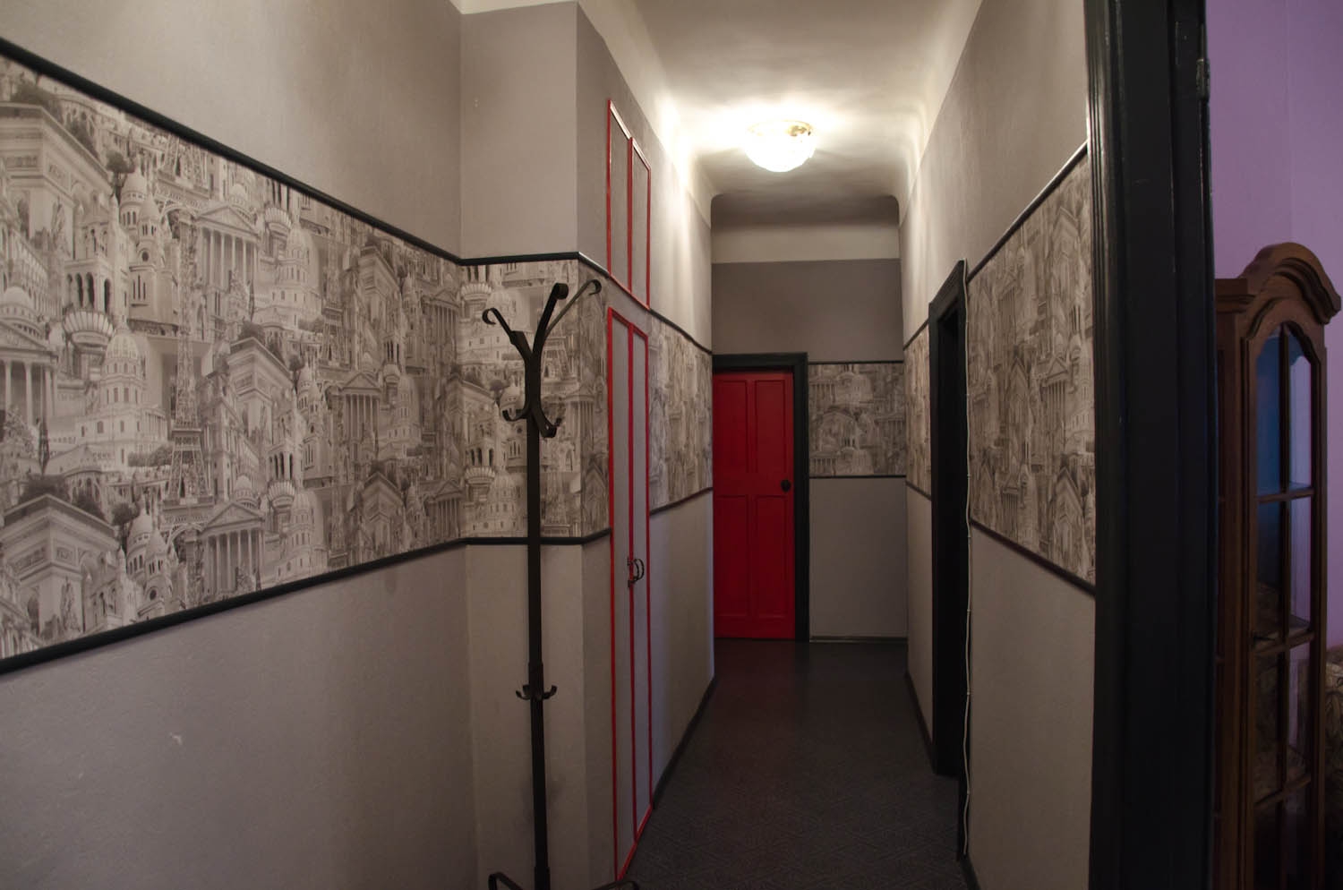 design del corridoio con carta da parati combinata