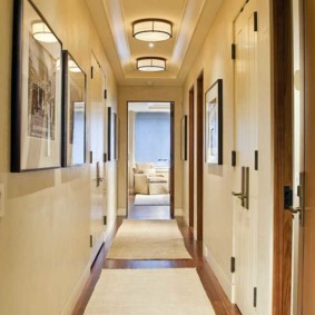 llarg corredor estret en el disseny de la foto de l'apartament