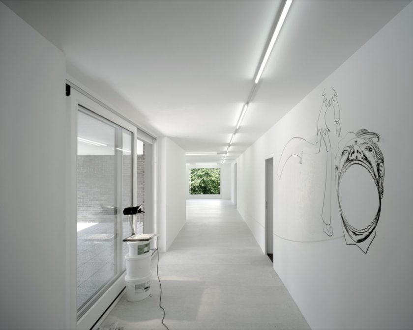 Llarg corredor minimalista de color blanc
