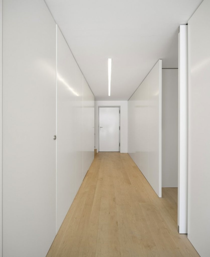 Iluminare confortabilă într-un coridor îngust, în stil minimalist