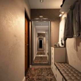 coridor lung și îngust în fotografia de decor a apartamentului