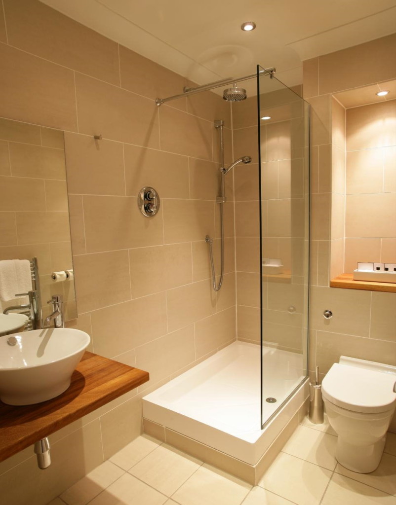 Glass partition in the bathroom of the combined type