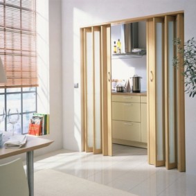 Összecsukható ajtó a nappali és a konyha között