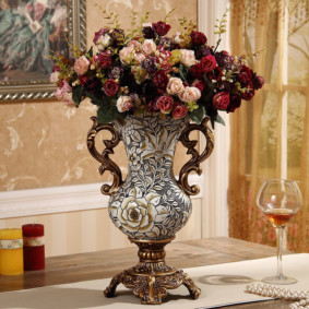 Порцуланска ваза са свјежим цвијећем