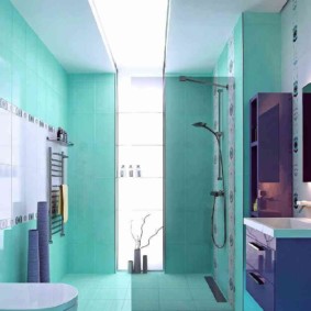 Paars meubilair in een turquoise badkamer