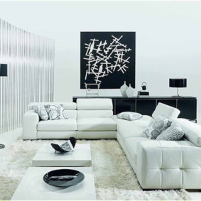 Stūra dīvāns ar baltu polsterējumu