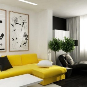 Dzeltens dīvāns moderna stila viesistabā