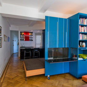 Transformátorový nábytok s modrými fasádami