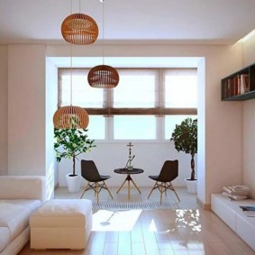 Minimalistisk vardagsrum med balkong