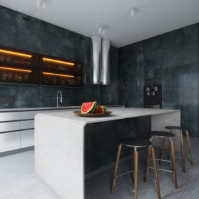 Görögdinnye a modern apartman konyhaasztalán