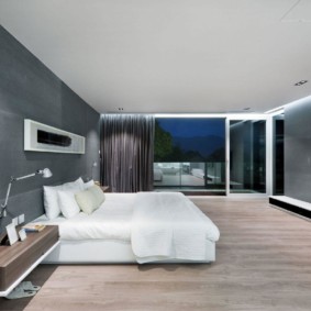 Guļamistabas dizains ar pelēku sienu