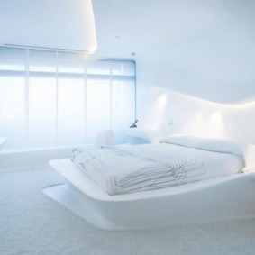 Phòng ngủ màu trắng với cửa sổ toàn cảnh