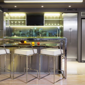 Blat de bar într-o bucătărie în stil modern
