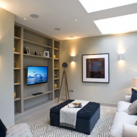 Illuminazione di un soggiorno moderno in un appartamento