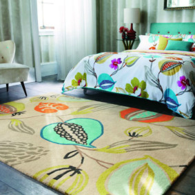 Maliwanag na pattern sa alpombra sa sala