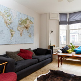 Mapa świata na ścianie salonu