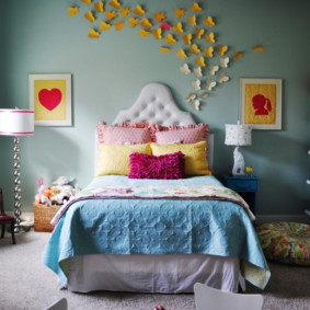 Papallones de paper de colors a la paret del dormitori