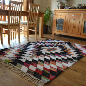 Jasny dywan wykonany z naturalnego materiału