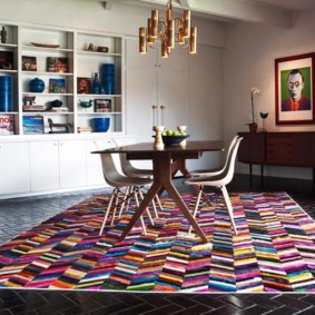 Трапезарна група на цветен килим