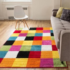 Maliwanag na dekorasyon sa alpombra ng patchwork