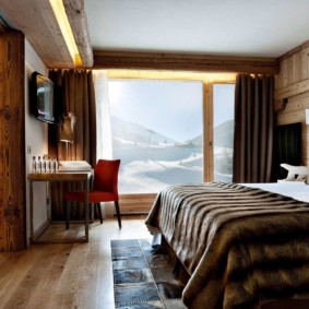 Дизајн спаваће собе са погледом на планину