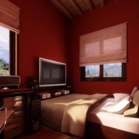 Bức tường màu đỏ tía của phòng ngủ với một cái bàn
