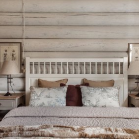 Decorul unui dormitor într-o casă de lemn