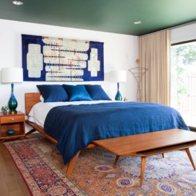 Modré prikrývky na širokej posteli