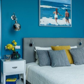 Pereți albastri într-un dormitor modern