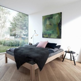 Elegant sovrum med ett stort fönster