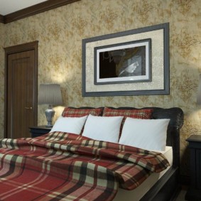 Шотландска клетка върху текстил в спалнята