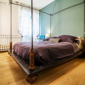 Enorm bed op een houten frame