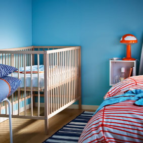 Wieg in de hoek van de slaapkamer