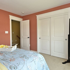 Baltas durvis rozā guļamistabā
