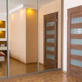 Mirrored wardrobe in the bedroom
