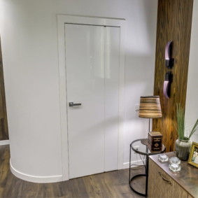 Swing door from the hall to the bathroom