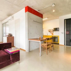 Gaišs grīdas segums studijas tipa dzīvoklī