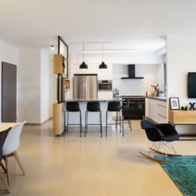 White ceiling in a studio apartment