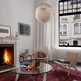 Fireplace sa sala ng isang apartment ng lungsod