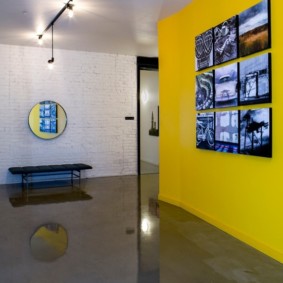 Collection de photos sur un mur jaune
