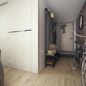 Genç bir ailenin dairesinde bisiklet depolama odası