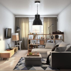 Sofa màu xám dựa vào tường trong phòng khách