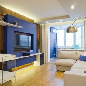 Mėlyni akcentai modernaus stiliaus bute