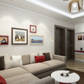 Dekorasyon sa dingding sa ibabaw ng sofa sa isang modernong apartment