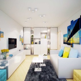 Innendekoration der Wohnung mit modularen Gemälden