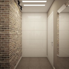 Τούβλο τοίχο στο διάδρομο χωρίς έπιπλα