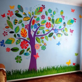 Стенен декор за деца в апликация от цветна хартия
